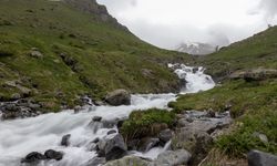 Erzurum-Rize sınırındaki zirveler doğaseverleri bekliyor