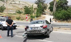 Malatya'da bariyere saplanan otomobildeki 3 kişi yaralandı