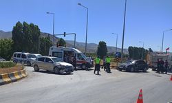 Muş'ta çarpışan iki otomobildeki 3 kişi yaralandı