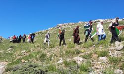 Van'da akademisyenler ve öğrenciler, Filistinlilere destek için Gören Dağı'na tırmandı