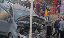 Ağrı'da reklam tabelasına ve duvara çarpan hafif ticari araçtaki 4 kişi yaralandı