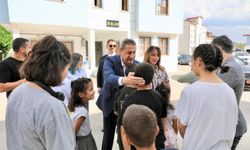 Bitlis Valisi Karaömeroğlu, çocuklara aşure ikram etti