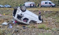 Erzincan'da hafif ticari aracın devrilmesi sonucu 5 kişi yaralandı