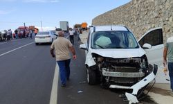 Malatya'da hafif ticari araç ile otomobilin çarpışması sonucu 5 kişi yaralandı