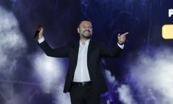 Şarkıcı Alişan Van'da konser verdi