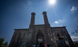 Çifte Minareli Medrese yapısı ve sergilenen eserlerle ziyaretçilerin dikkatini çekiyor