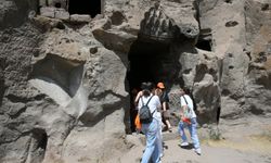 Kamp için Bitlis'e gelen gençler, bölgenin tarihi ve doğal güzelliklerini keşfediyor