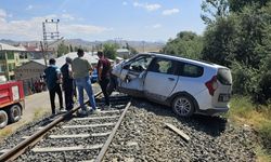 Van'da trenin çarptığı otomobilin sürücüsü yaralandı