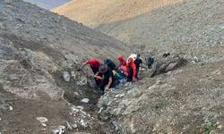 Erzincan'da mahsur kalan yaralı paraşütçü ekiplerce kurtarıldı(VİDEO)