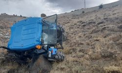 Erzincan’da şarampole devrilen traktördeki baba oğul yaralandı