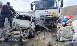 Erzurum'da hafriyat kamyonu ile pikabın çarpıştığı kazada 3 kişi öldü, 2 kişi yaralandı