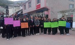 Ardahan'da üniversite öğrencileri kadına şiddeti protesto etti