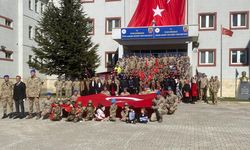 Tatvan'da minik öğrenciler Cumhuriyet Bayramı coşkusunu yaşadı