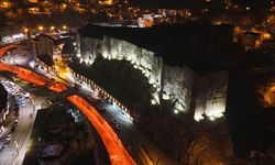 Bitlis'te Tarihi Doku Yeniden Hayat Buluyor: Kalealtı Çarşısı, Kale Surları ve Dere Yatakları Işıklandırıldı