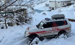 Erzincan'da Kar Esareti: Paletli Ambulans Yaşlı Hasta İçin Seferber Oldu