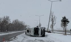 Erzurum’da Minibüs Aydınlatma Direğine Çarptı: 8 Yaralı