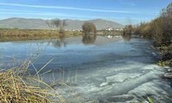 Kura Nehri'nin yüzeyi buz tuttu