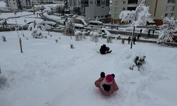 Malatya'da karla mücadele devam ediyor, çocuklar eğlencenin tadını çıkarıyor