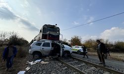 Malatya’da yük treni otomobile çarptı: 2 yaralı