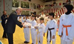 Muş'ta 400 Çocuk Karate Kuşağını Değiştirerek Başarılarını Taçlandırdı