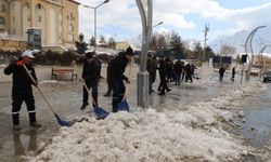 Doğu Anadolu'da Kar Yağışı Ulaşımı Felç Etti