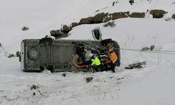 Erzurum’da buzlanma nedeniyle şarampole devrilen minibüsün sürücüsü yaralandı