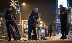 Erzurum'da Soğuk Hava Koşullarında Temizlik Mücadelesi: Belediye Çalışanları Gece Boyu Çalışıyor