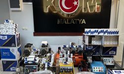 Malatya'da Kaçakçılık Operasyonu: 4 Sigara Dolum Makinesi ve Yüklü Miktarda Kaçak Tütün Ele Geçirildi