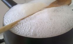 Mutfakta sularınız artık taşmayacak: Kaynayan suyun taşmasını önleyecek ipuçları