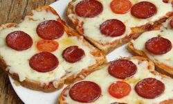 Pazar kahvaltısına farklı bir dokunuş; Tost ekmeğinden sucuklu pizza