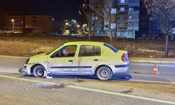 Erzurum'da devrilen otomobilin sürücüsü ağır yaralandı