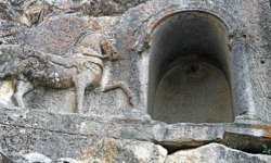 Tarihin Derinliklerinden Bir Anıt: Lukyanus Kitâbesi ve Atlı Kaya Kabartması