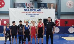 Erzincan'ın minik pehlivanları Düzce'de