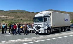 Erzincan'da Korkutan Kaza! Otomobil Tırla Çarpıştı: 2 Yaralı