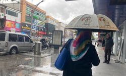 Erzincan’da şemsiye elde dolaşmak zorunlu hale geldi