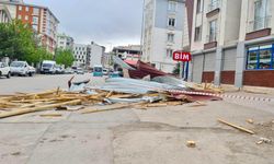 Van'da ekipler şiddetli rüzgar sonucu düşen çatı parçalarını topladı