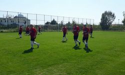 Veteran Futbolcular Karda, Yağmurda Sahaya Çıktı: Doğu Anadolu Ligi Tamamlandı
