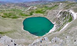 Van’ın Saklı Cenneti: 3 Bin 200 Metrede Buzul Gölü Çalyan, Doğaseverlerin Yeni Gözdesi