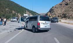 Erzincan'da iki aracın çarpıştığı kazada 1 çocuk öldü, 9 kişi yaralandı