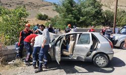Bahçe duvarına çarpan otomobildeki 1 kişi öldü, 3 kişi yaralandı