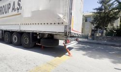 Erzincan’da TIR, Yola Sığmayınca Dubaların Üzerinden Geçti! (VİDEO)