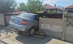 Duvara çarpan otomobilin sürücüsü yaralandı