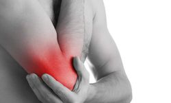 Sabah Tutukluğu mu, Ani Şişlik mi? Eklem Ağrısının Altında Yatan 7 Kritik Neden!