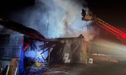 Erzincan’da Gece Saatlerinde Yangın: Müştemilat Alevlere Teslim Oldu (VİDEO)