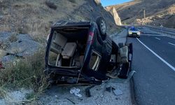 Erzincan'da yol kenarına devrilen hafif ticari araçtaki 3 kişi yaralandı