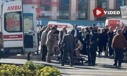 Cumhuriyet Meydanı’nda Motosiklet Yayaya Çarptı: 1 Yaralı (VİDEO)