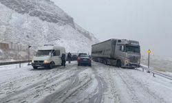 Erzincan-Sivas Karayolu Ağır Tonajlı Araç Geçişine Kapatıldı!