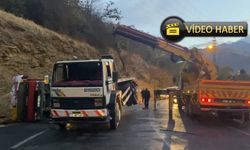 Kemaliye’de Canlı Hayvan Yüklü Aracı Taşıyan Çekici Devrildi (VİDEO)