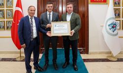 Vali Aydoğdu’dan Hayırsever İş İnsanı Aksu’ya Teşekkür Belgesi