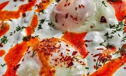 Bir Saray Lezzeti Yeniden Gündemde: Çılbır Neden Yıllardır Sofralardan Düşmüyor?